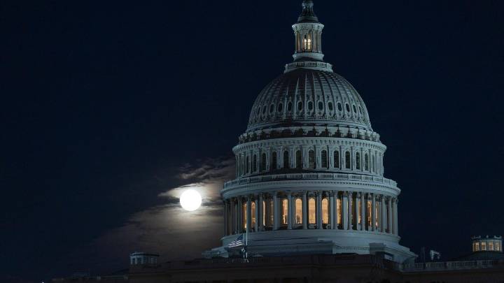 Senadores republicanos y demócratas alcanzan acuerdo para reabrir el gobierno federal