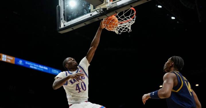 College hoops roundup: Kansas tops Notre Dame and more