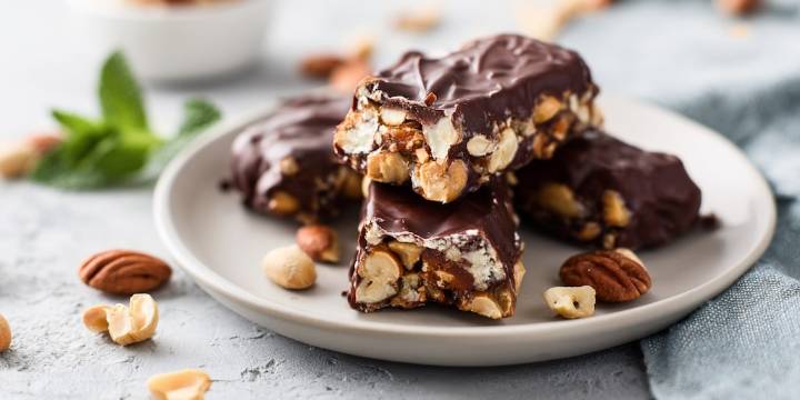 Barra de chocolate con almendras y frutos secos, el snack saludable ideal para bajar de peso y saciar el apetito