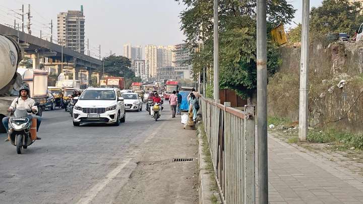 Goregaon’s footpath shunned as overgrown trees force pedestrians onto highway