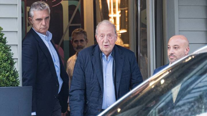Juan Carlos I evita pronunciarse sobre sus memorias en Sanxenxo: "Hace un día estupendo"