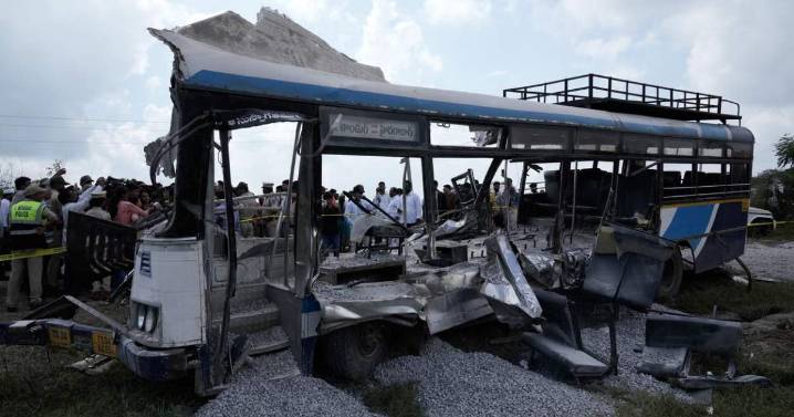 Hay al menos 19 muertos y 15 heridos tras el choque entre un autobús y un camión