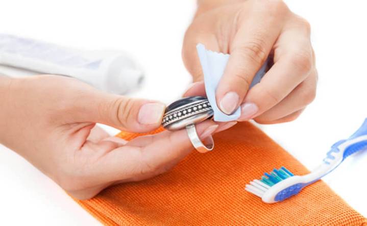 ¿Cómo limpiar la bizuteria oxidada o enegresida de forma sencilla?