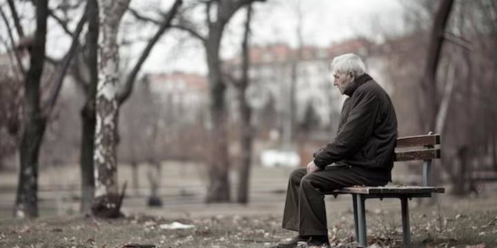 La conexión entre la soledad y el riesgo de demencia que alarma a los expertos