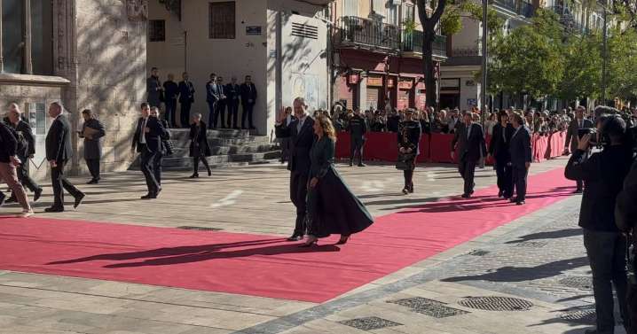 El Rey vuelve a recibir el cariño de los valencianos en su undécima visita desde la dana
