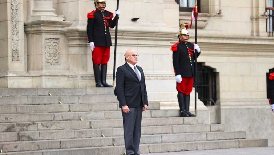 Premier Ernesto Álvarez lidera ceremonia de izamiento de la bandera nacional en Palacio de Gobierno