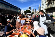 Throngs of LA County volunteers feed the needy on Thanksgiving