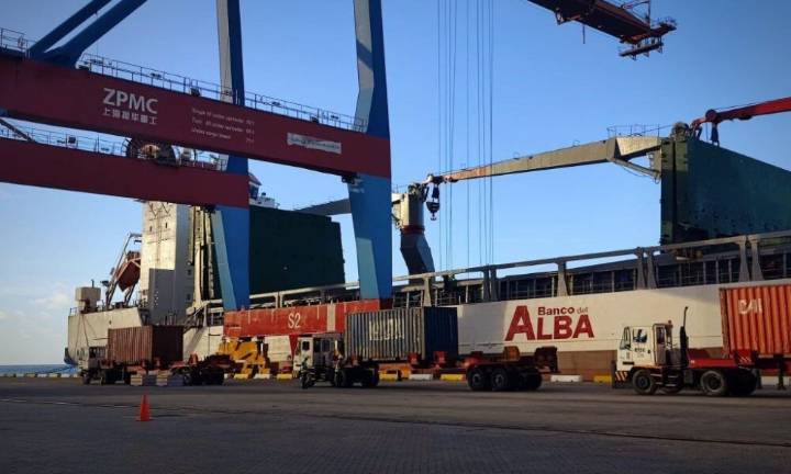 Cuba recibe ayuda humanitaria que atravesó el Caribe militarizado por EEUU