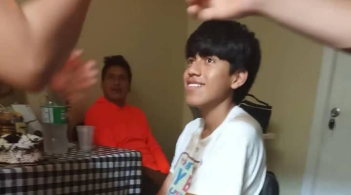 Jueza ordena liberar a estudiante de 16 años detenido por ICE en cita migratoria