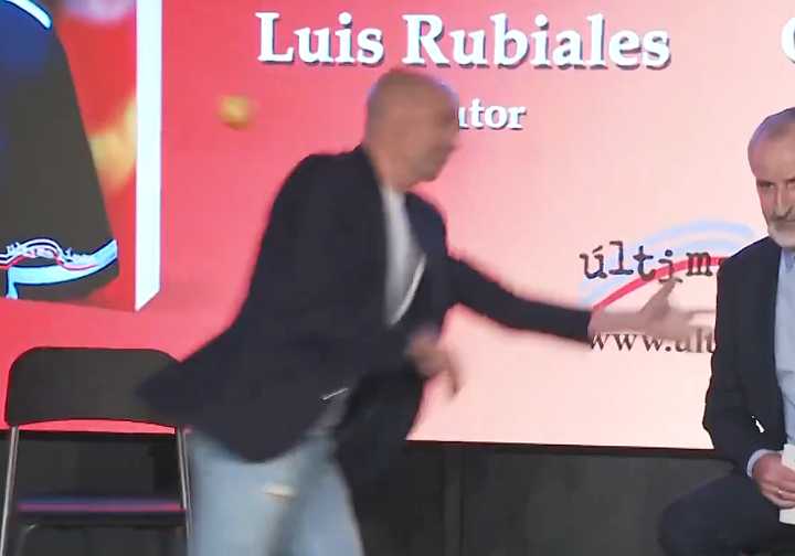 Un tío de Luis Rubiales intenta agredirle tirándole huevos en la presentación de su libro