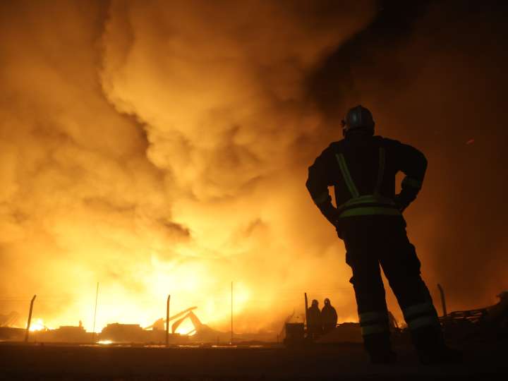 Un bolsón que "tiraba mucho vapor" y químicos que no debían mezclarse, las posibles causas del incendio en Ezeiza