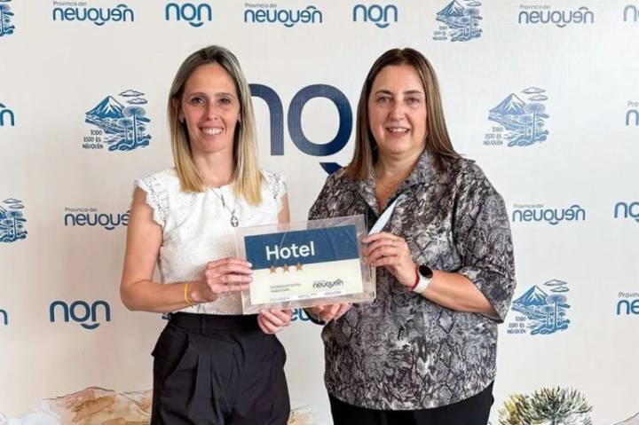 Entregaron placas a alojamientos habilitados en Neuquén capital