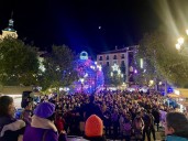El movimiento feminista 'silencia' la bola de Zocodover contra la violencia machista durante la marcha del 25N: "No nos callan"