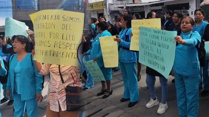 Enfermeras del Hospital Regional de Ayacucho protestan contra eliminación de su departamento