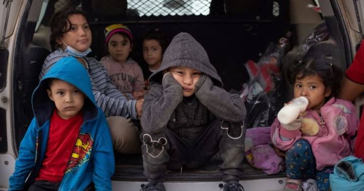 Casi 3 mil cuidadores o potenciales cuidadores de niños migrantes han sido detenidos en Estados Unidos; las operaciones de ICE y DHS apuntan a patrocinadores sin estatus migratorio y podrían dejar a m