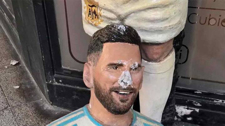Destrozaron una estatua de Messi en Mar del Plata en medio del clima de tensión con la AFA