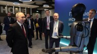 Baila para Putin el primer robot humanoide ruso con IA; "muy bonito", le agradece el líder