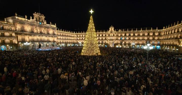 Salamanca da la bienvenida a la Navidad con el encendido del árbol y un astronauta recorriendo la Plaza Mayor