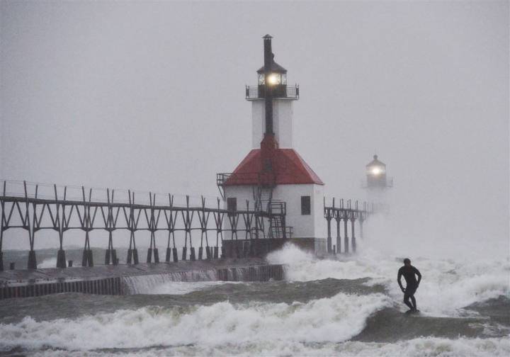 Lake effect snow piles up in Great Lakes region, impacting Thanksgiving travel