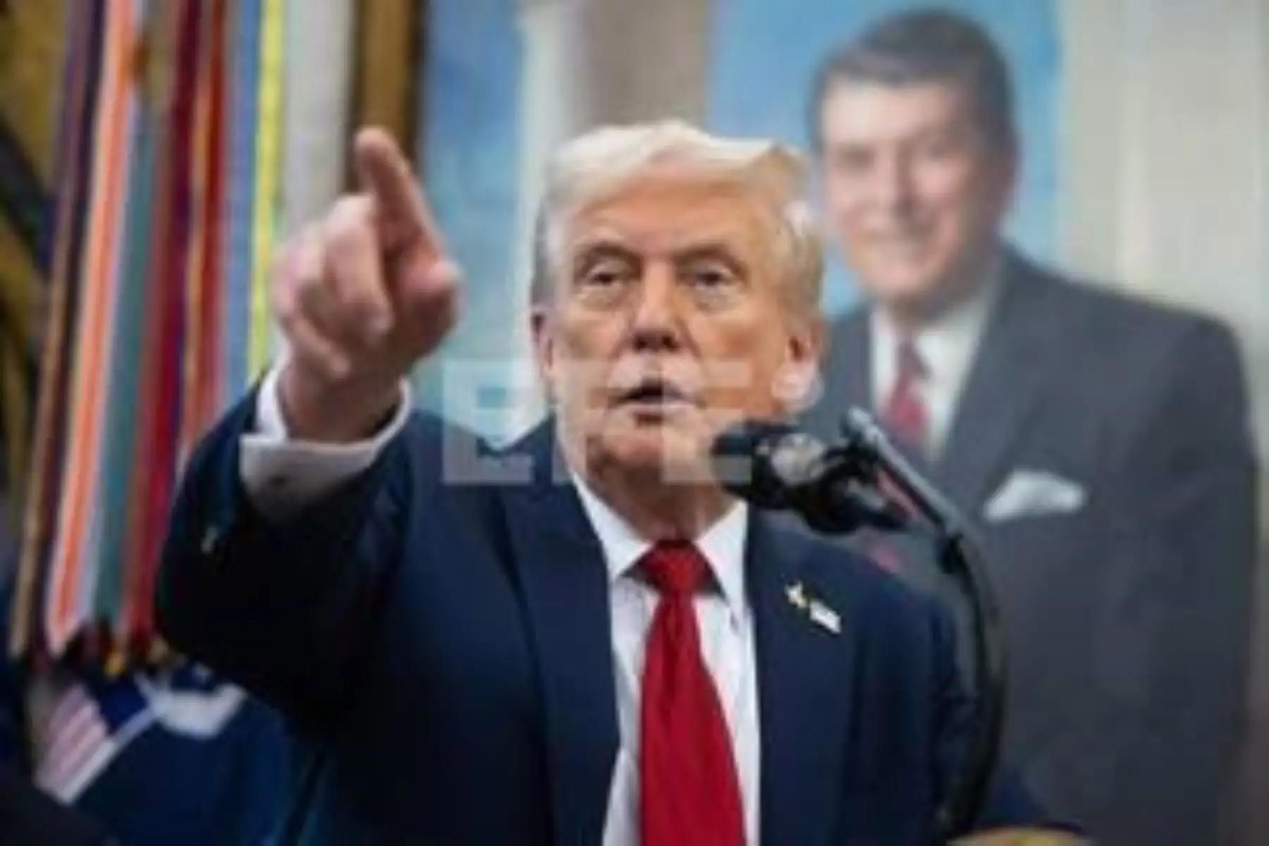 Trump dice que los demócratas están promoviendo una "farsa" con el caso Epstein