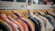 ¡3 prendas por $21.000! Conocida tienda de ropa vintage cierra sus puertas en Santiago con un gran remate final