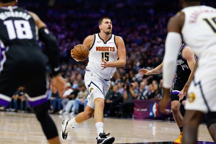 Deadspin | Nikola Jokic powers for 35 as Nuggets trounce Kings