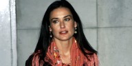 El mantón de Manila con el que Demi Moore, en 1999, puso de moda este complemento de aire español en Hollywood