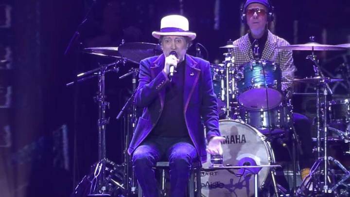 Sabina rinde homenaje a Madrid en su último concierto