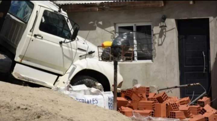 Tragedia en Chubut: un conductor intentó evitar un accidente y murió atropellado por su propio camión