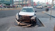Vuelca auto sobre avenida Madero en Monterrey; descartan lesionados