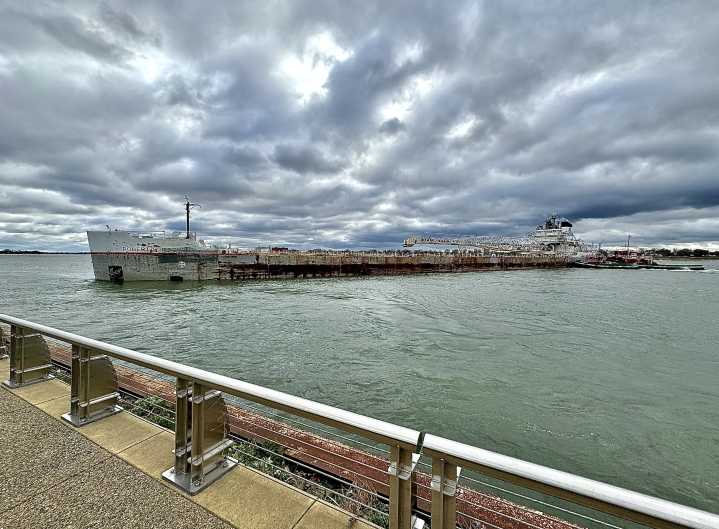 Freighter runs aground in Detroit River on Thanksgiving Day