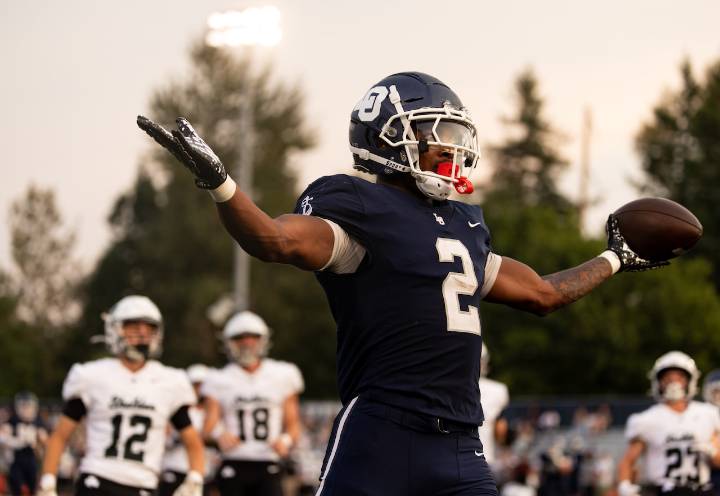 LaMarcus Bell scores 4 touchdowns as Lake Oswego routs Grants Pass in Class 6A football quarterfinals