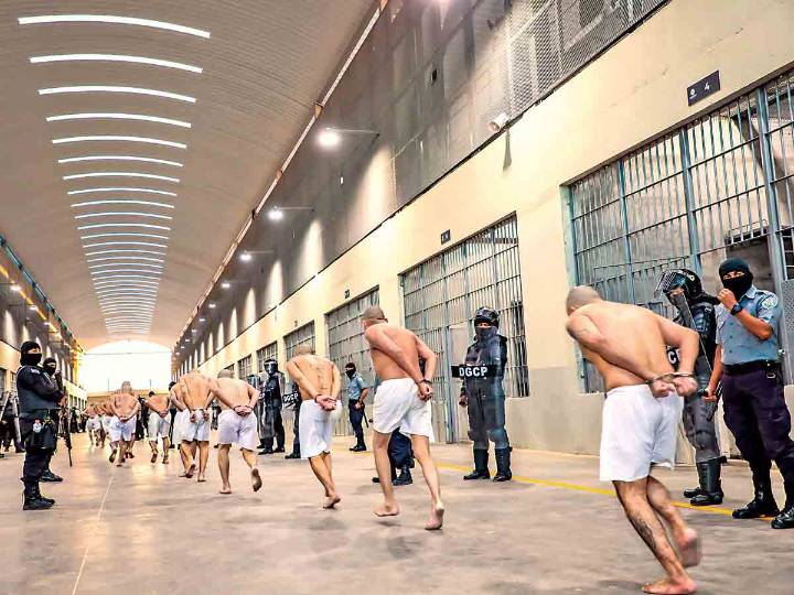 Deportados a mega cárcel acusan tortura; informe de Human Rights Watch