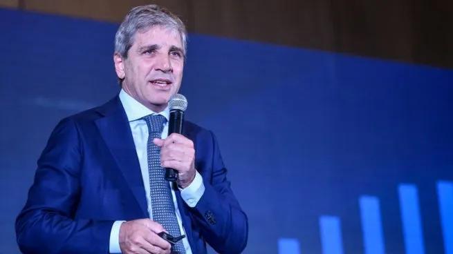 Caputo anticipó posibles modificaciones de las bandas cambiarias y de la política monetaria en 30 días