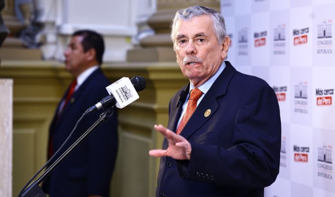 Fernando Rospigliosi pide que caso de Ariana Orué sea visto en la Comisión de Ética