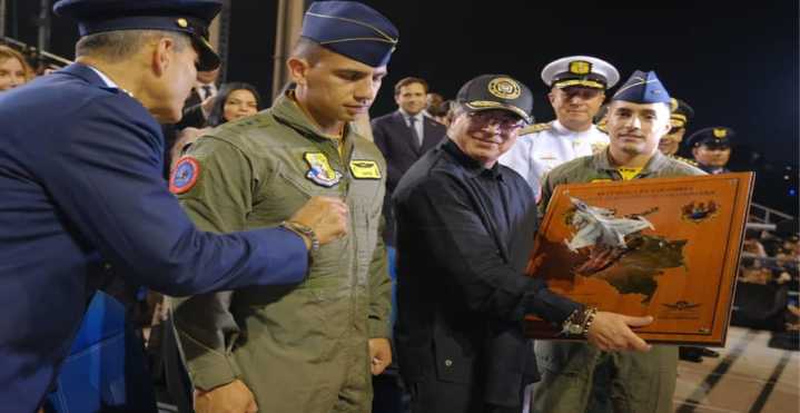 Colombia firma con Saab un histórico contrato de 16,5 billones para adquirir 17 cazas Gripen