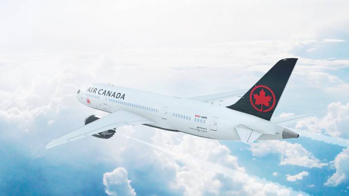 Air Canada Defended By Canadians After American Passenger Calls Out The Airline For "Expired Food"