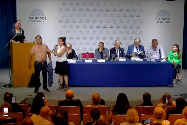 Polémica en el Congreso: un hombre mostró en vivo presuntos efectos “magnéticos” de la vacuna del Covid