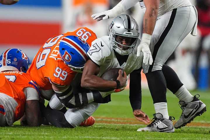 Raiders' feeble offense fails on the road again in 10