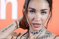 María Becerra, soñaremos con tu vestido de plumas de hoy a Nochevieja