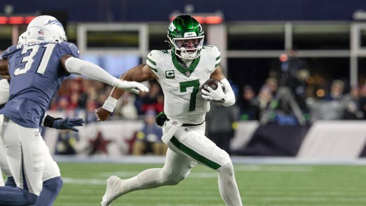 Aaron Glenn says Justin Fields running more isn't the answer: He's not a running back