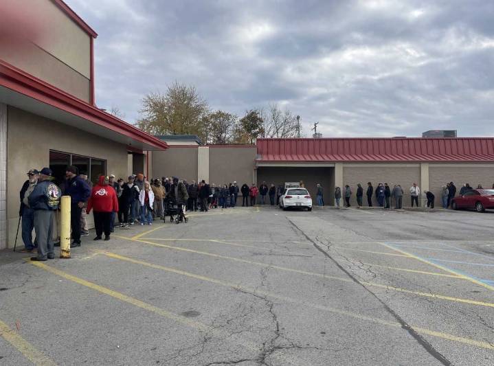 Veterans lining up for free gift cards to Youngstown grocery store