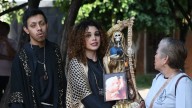 Pareja pide un milagro a la Santa Muerte en marcha de Irapuato