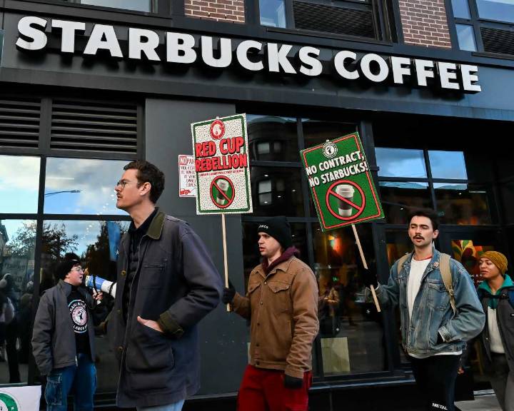Brooklyn Starbucks baristas join national ‘Red Cup Rebellion,’ striking for a fair contract • Brooklyn Paper