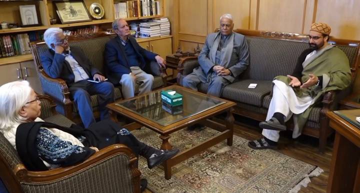 Yashwant Sinha-led Team Holds Deliberations with Mirwaiz on Dialogue and Reconciliation