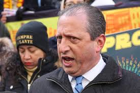 Lander irá a juicio tras arresto en 26 Federal Plaza