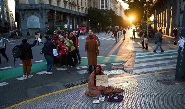La pobreza en América Latina alcanza su nivel más bajo desde que hay registros, dice la Cepal