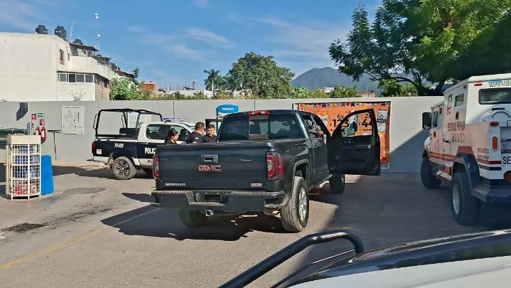 Conductor ebrio provoca múltiples choques en Puerto Vallarta; fue detenido mientras dormía en una gasolinera