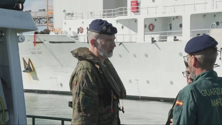 Uniforme militar y salvavidas, incluido: Felipe VI presencia el simulacro de una persecución a una narcolancha en su visita a Cádiz