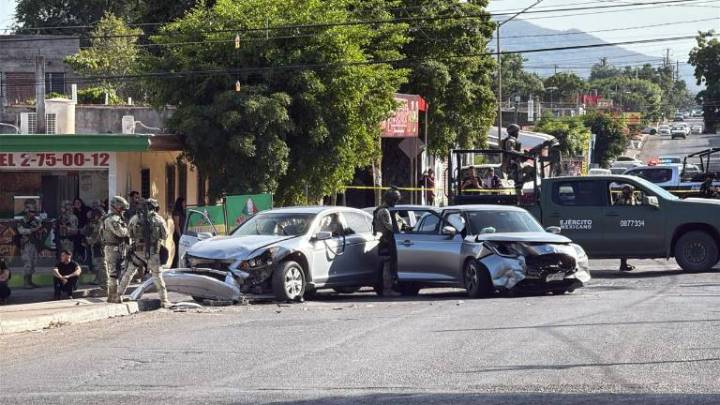 Persecución y balacera provoca choque de tres vehículos en la Rafael Buelna, en Culiacán